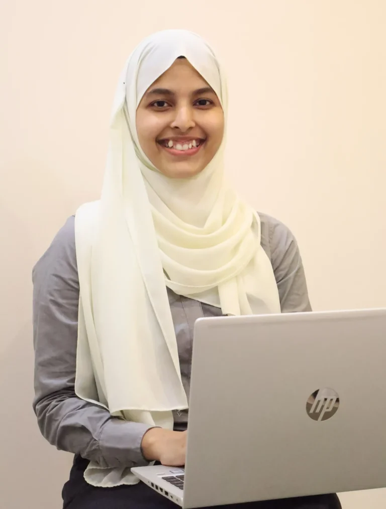 a girl sitting with laptop in her hands best digital marketing expert in calicut